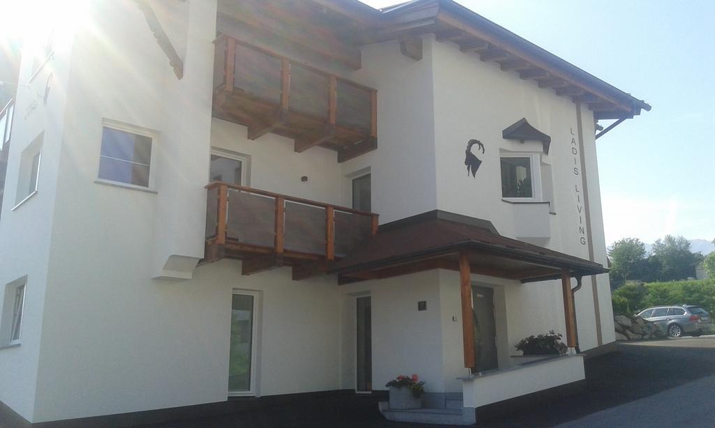 Ladis Living Apartment Luaran gambar